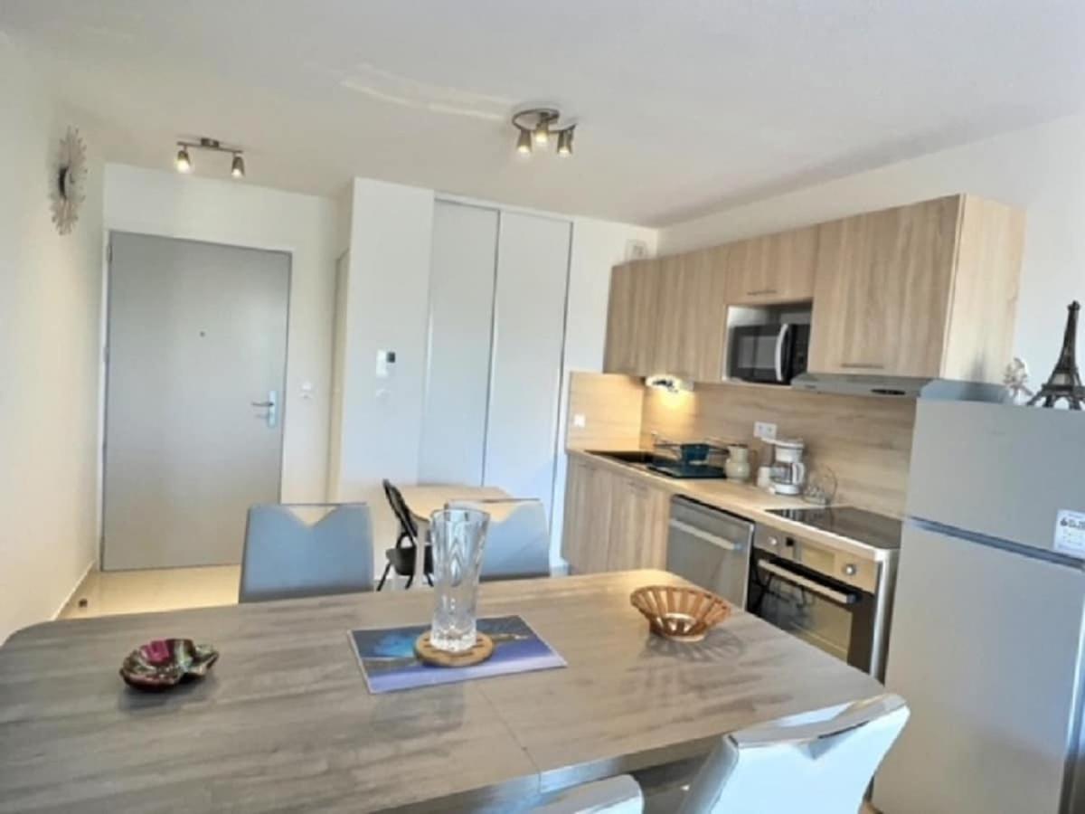 A 150M De La Plage - Coquet Appartement Pour 4 Personnes Vias Exterior photo